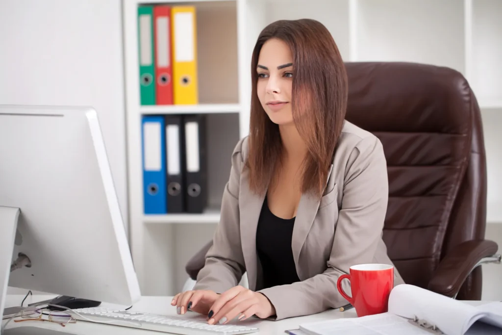 Collaboratrice au bureau consultant les informations légales du site ProspectPhoning