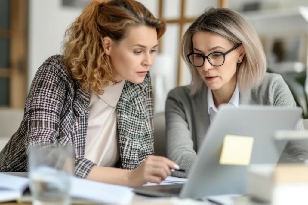 Deux collègues travaillant ensemble sur l'organisation de leur prospection téléphonique