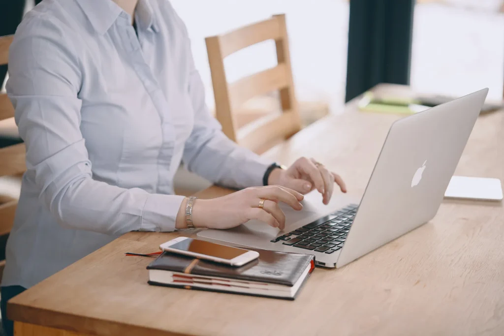 Commerciale B2B préparant son appel de prospection sur son ordinateur portable