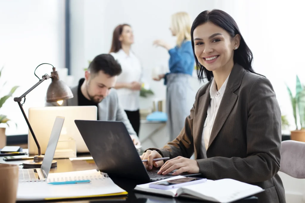 Commerciale enchaînant ses appels de prospection grâce à la numérotation automatique